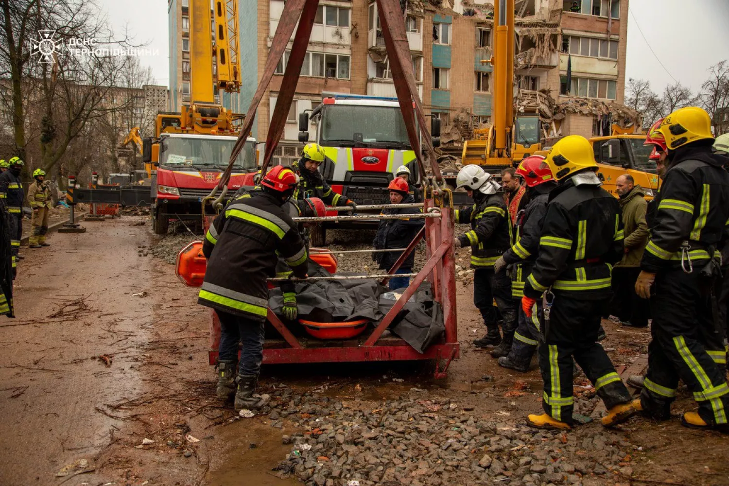 У Тернополі на місці обстрілу знайшли тіла трьох людей. Фото: ДСНС