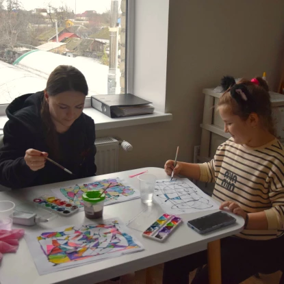 Діти під час занять арттерапії. Фото: