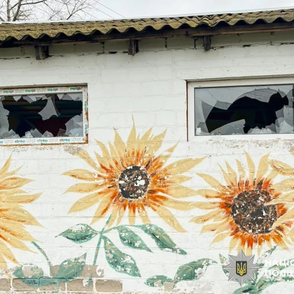 У Вознесенську двоє підлітків понівечили арт-об’єкт з назвою міста і майно у сквері. Фото: Поліція Миколаївщини
