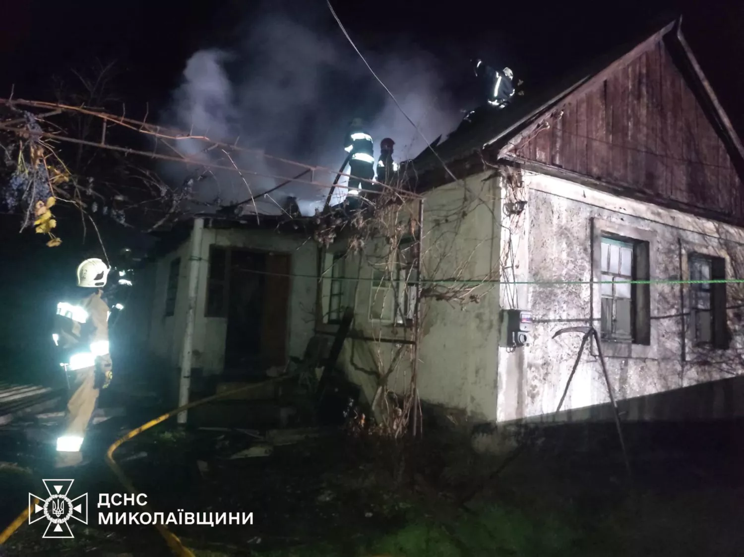 На Миколаївщині пенсіонера врятували з палаючого будинку. Фото: ДСНС Миколаївщини