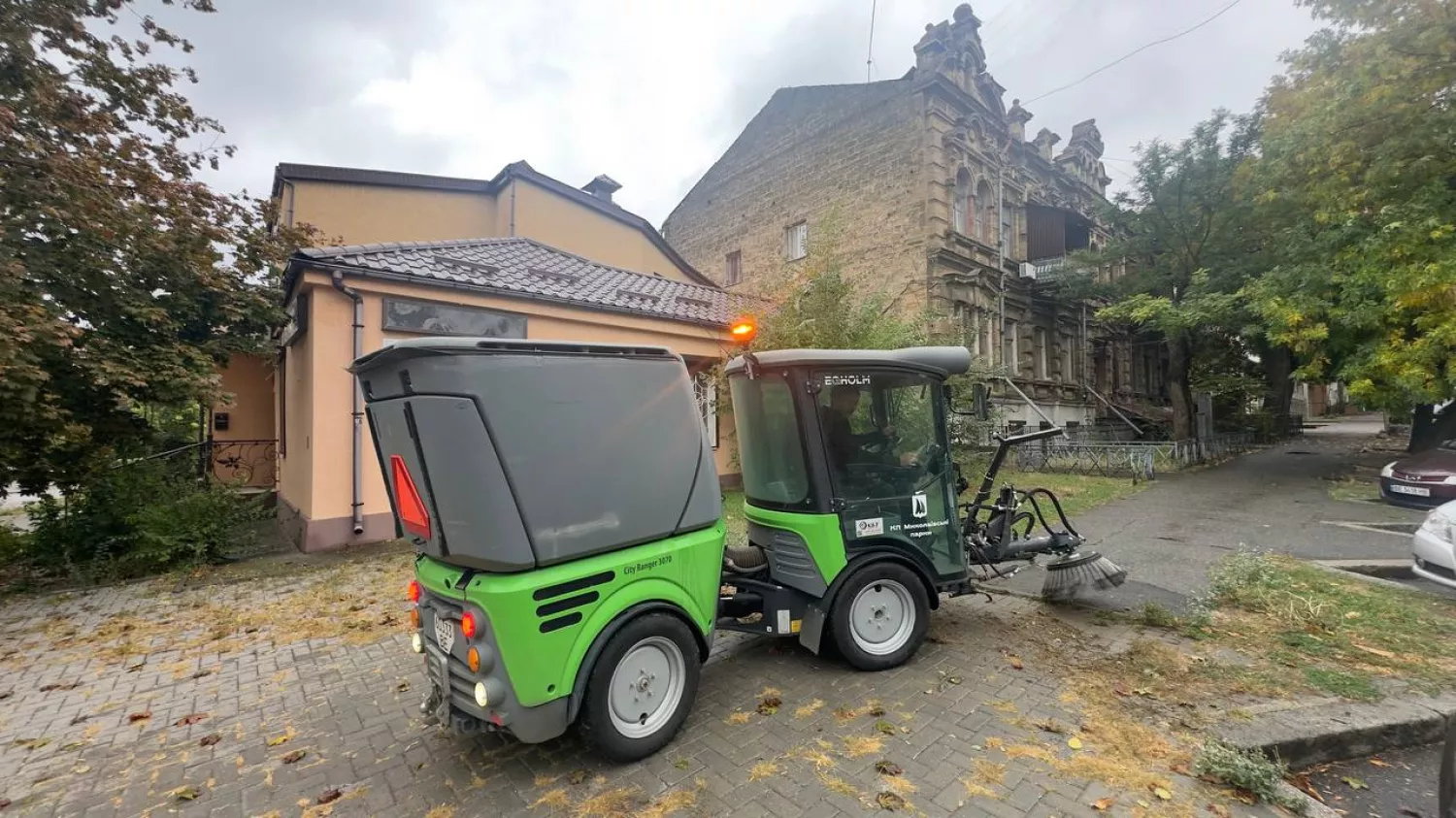 Машина EGHOLM, яку використовують для прибирання КП «Парки». Фото: КП «Парки»