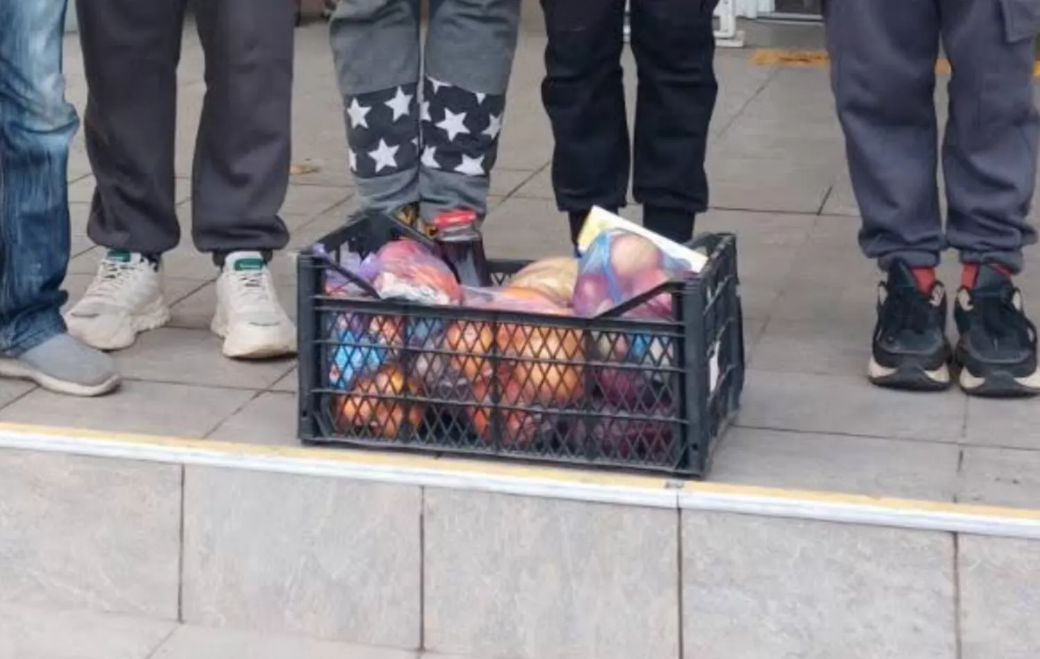 Посадовці показали ящик фруктів, який урочисто передали у дитбудинок. Фото: Миколаївська РВА