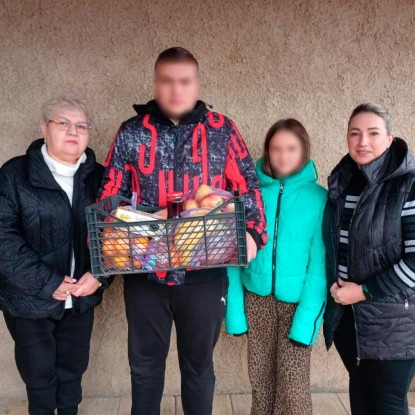 Представники Миколаївської РВА провели «урочисту» передачу фруктів та солодощів вихованцям дитячого будинку сімейного типу, фото: РВА/Facebook