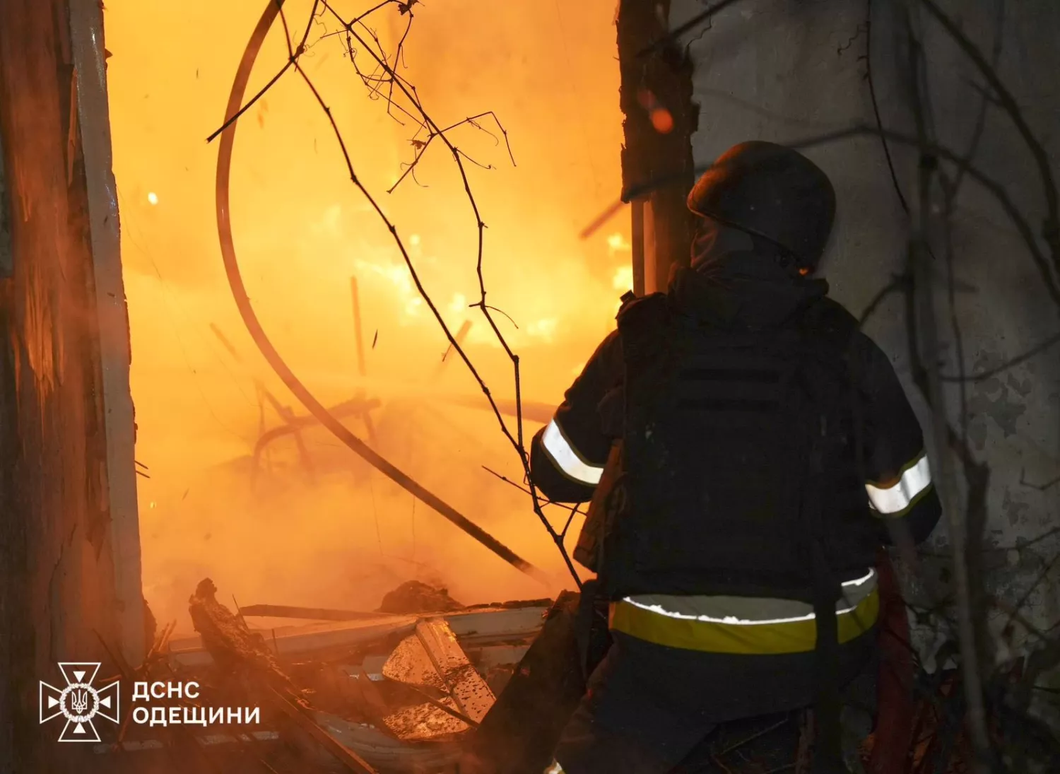 Через російську атаку по Одещині пошкоджені об’єкти енергетики та порту, є поранені. Фото: ДСНС