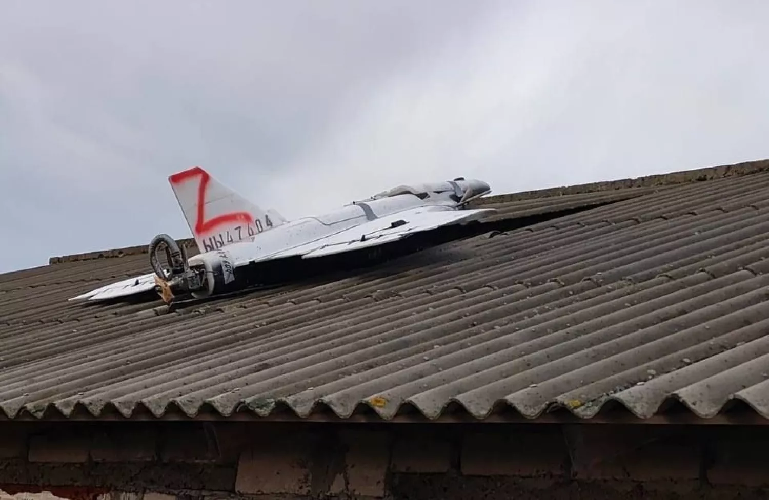 Російський дрон впав на дах будинку в Молдові 25 листопада. Фото: Поліція Республіки Молдова