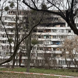 Наслідки обстрілу Святошинського району Києва 25 листопада. Фото: Яна Сірак, hromadske