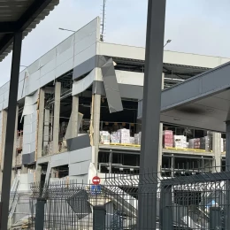 Ракетний удар по Києву зруйнував логістичний центр Novus. Фото: hromadske