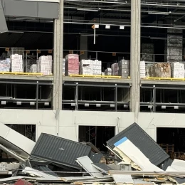 Ракетний удар по Києву зруйнував логістичний центр Novus. Фото: hromadske