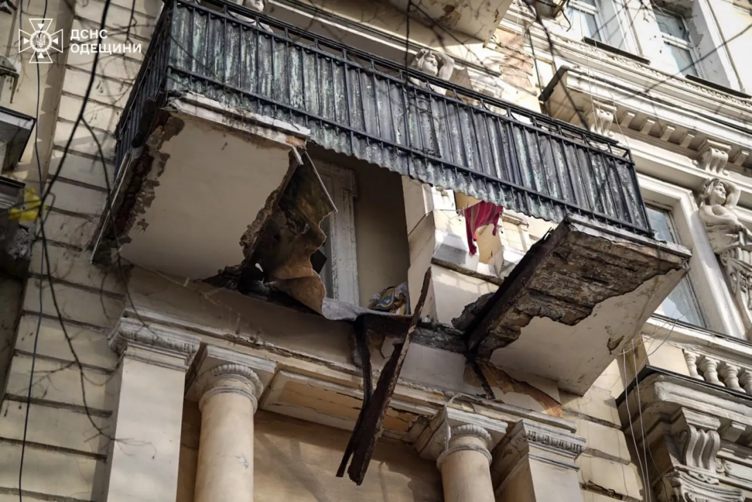 У Одесі обвалився балкону. Фото: ДСНС