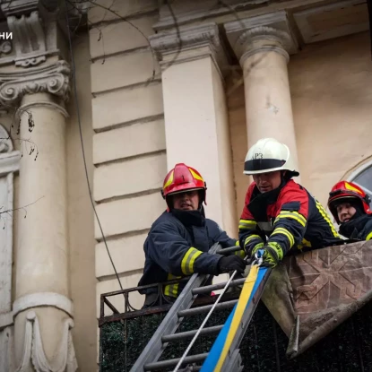 У Одесі обвалився балкону. Фото: ДСНС