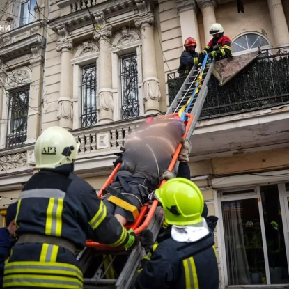У Одесі обвалився балкону. Фото: ДСНС