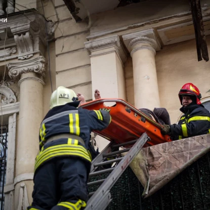 У Одесі обвалився балкону. Фото: ДСНС