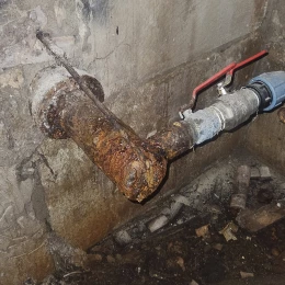 Фото поржавілої ділянки труби, опубліковані в контакт-центрі при Миколаївській міській раді