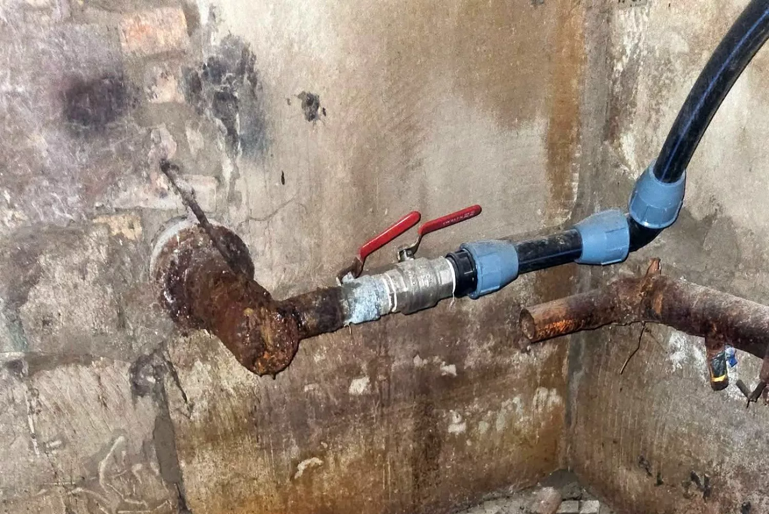 Фото поржавілої ділянки труби, опубліковані в контакт-центрі при Миколаївській міській раді