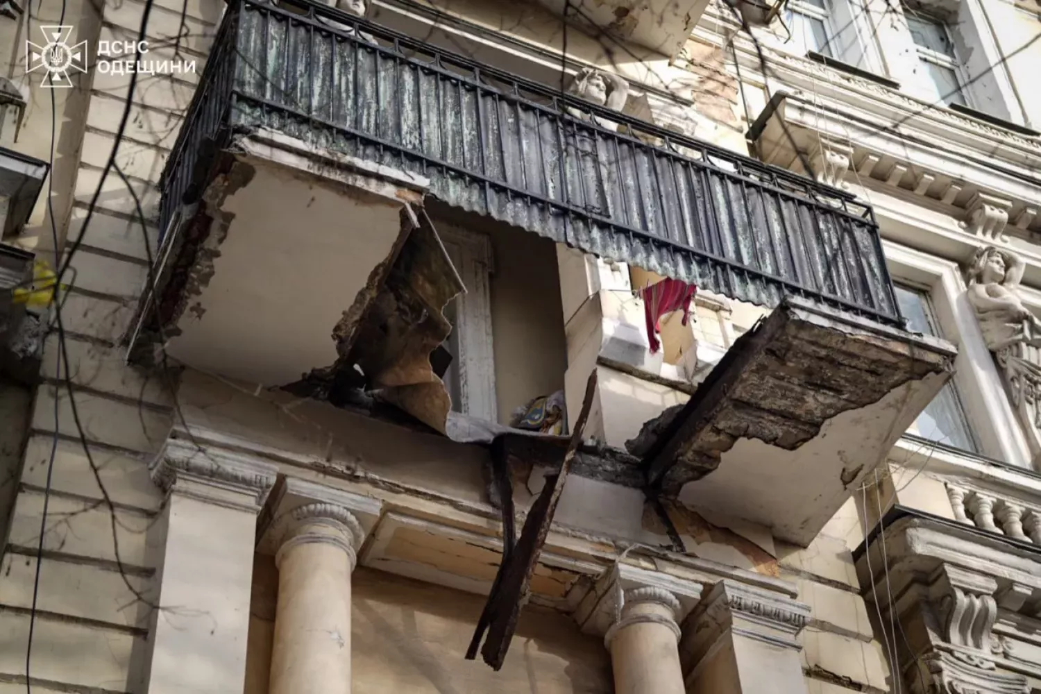 У Одесі обвалився балкону. Фото: ДСНС