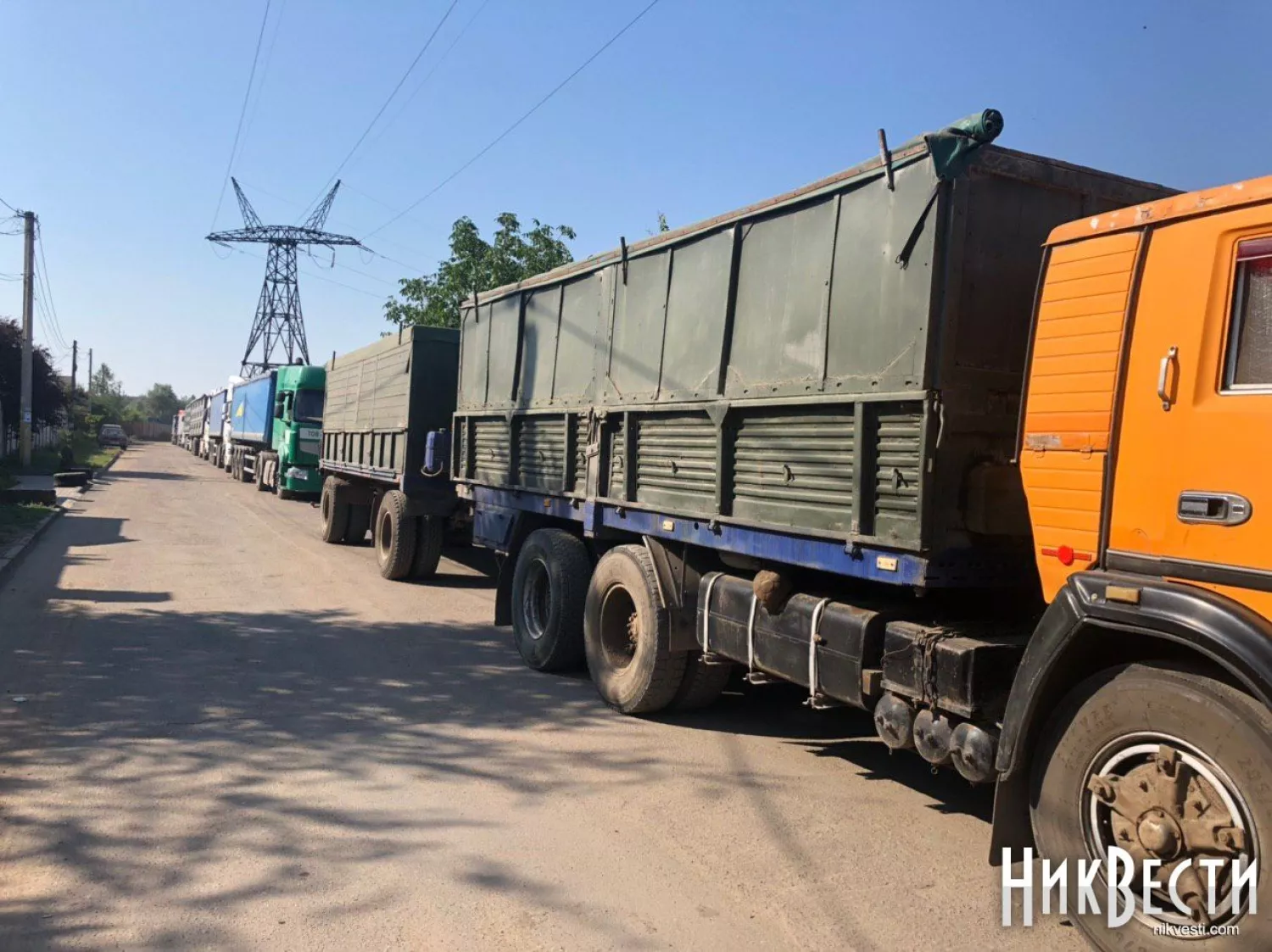 Черга у місто з вантажівок. Архівне фото: «МикВісті»