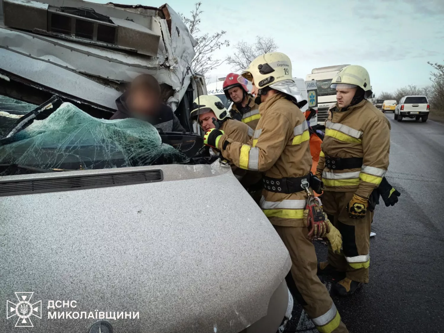 Вантажівка врізалась в легковик на Миколаївщині. Фото: ДСНС