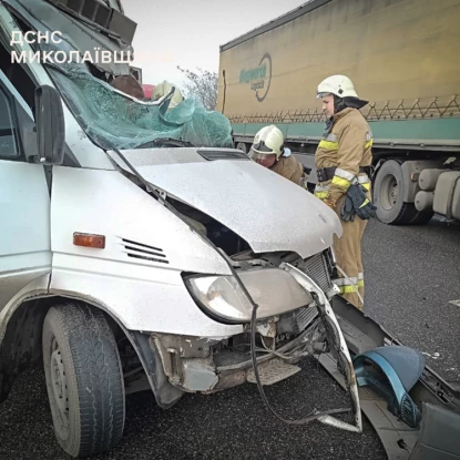 Вантажівка врізалась в легковик на Миколаївщині. Фото: ДСНС