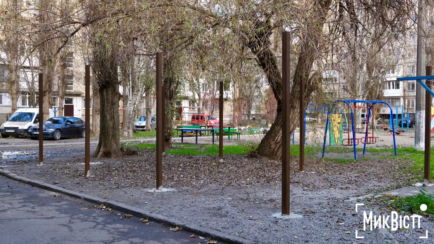 Будівництво критих парковок у дворі баготоповерхівок в Миколаєві. Фото: МикВісті