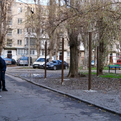 Будівництво критих парковок у дворі баготоповерхівок в Миколаєві. Фото: МикВісті