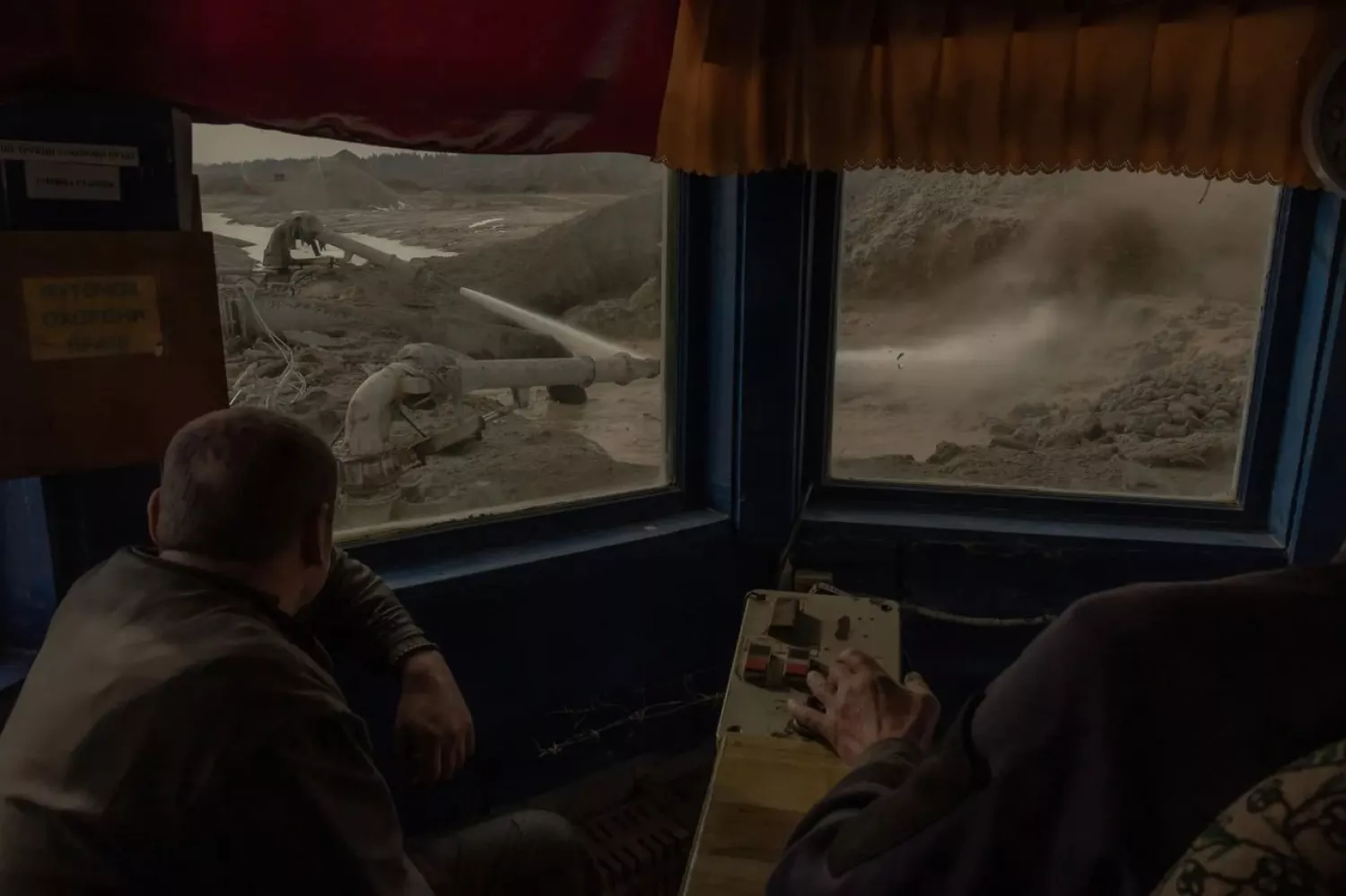 Робітники працюють з технікою на титановому карʼєрі в Житомирській області. Фото: Роман Піліпей / AFP