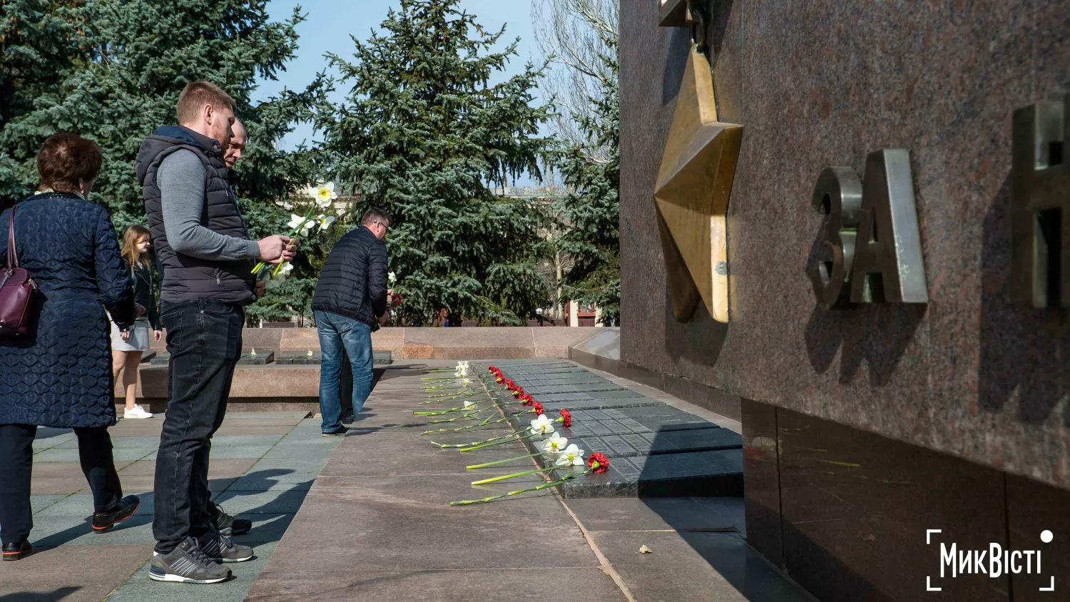 Секретар Дмитро Фалько на покладанні квітів у памʼять 81-ї річниці звільнення Миколаєва від фашистських загарбників. Фото: НикВести