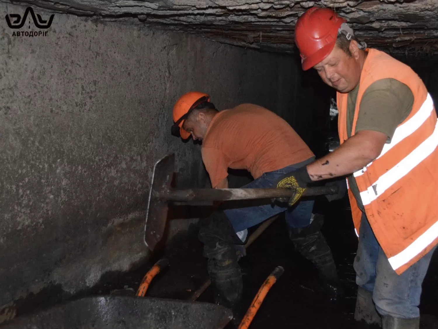 Комунальники очищують колектори та колодязі по проспекту Центральному. Фото: «ЕЛУ Автодоріг»