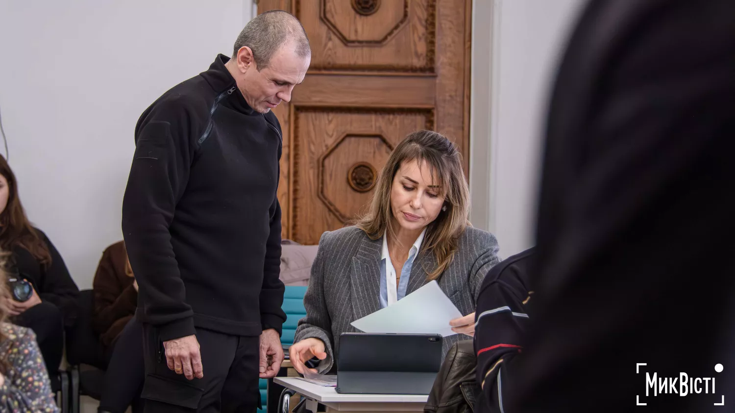 Депутати Федір Панченко (фракція «Пропозиція») та Тетяна Домбровська (фракція «Слуга народу»). Фото МикВісті