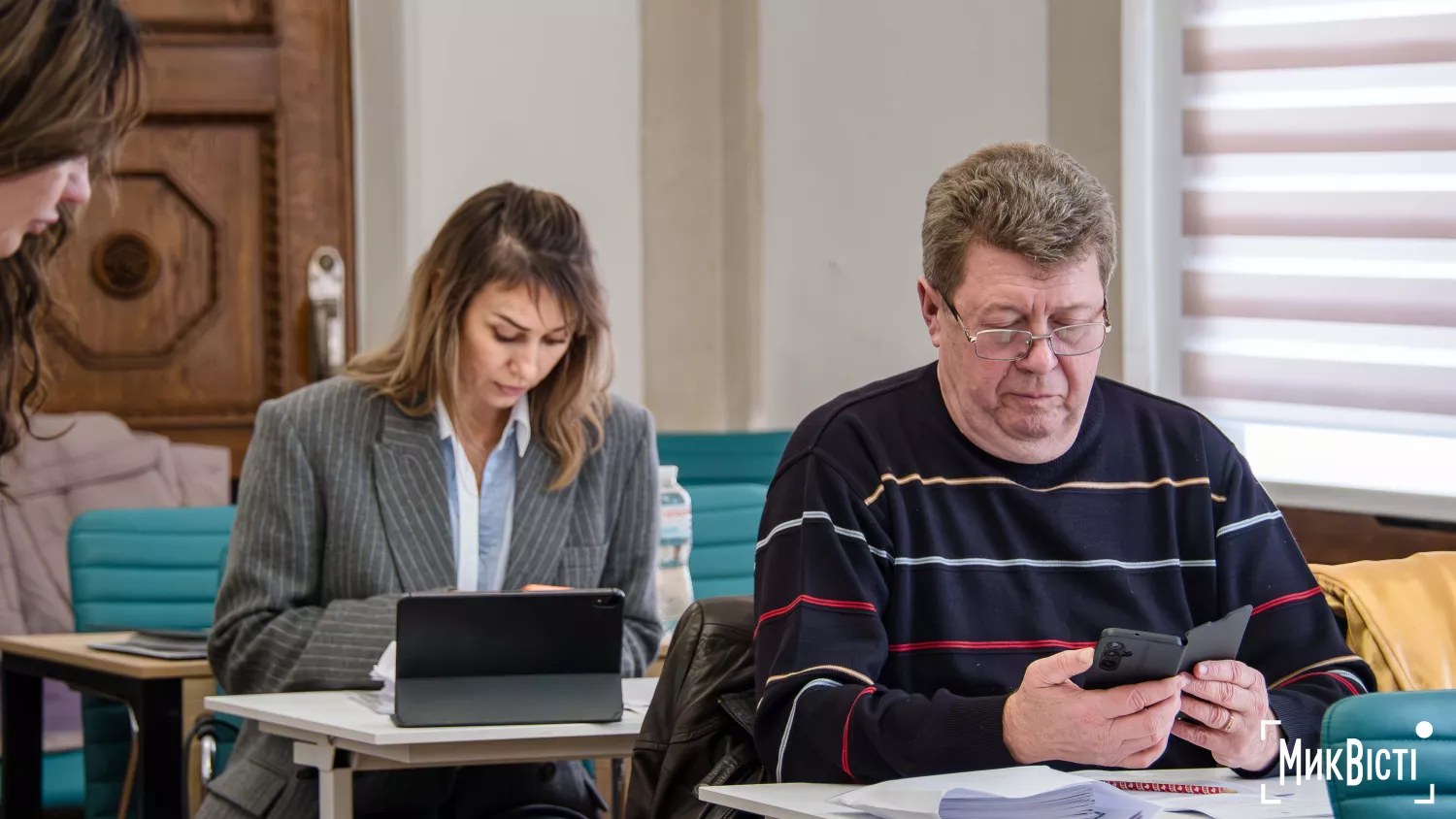 Депутати переглядають матеріали перед голосуванням. Фото: МикВісті