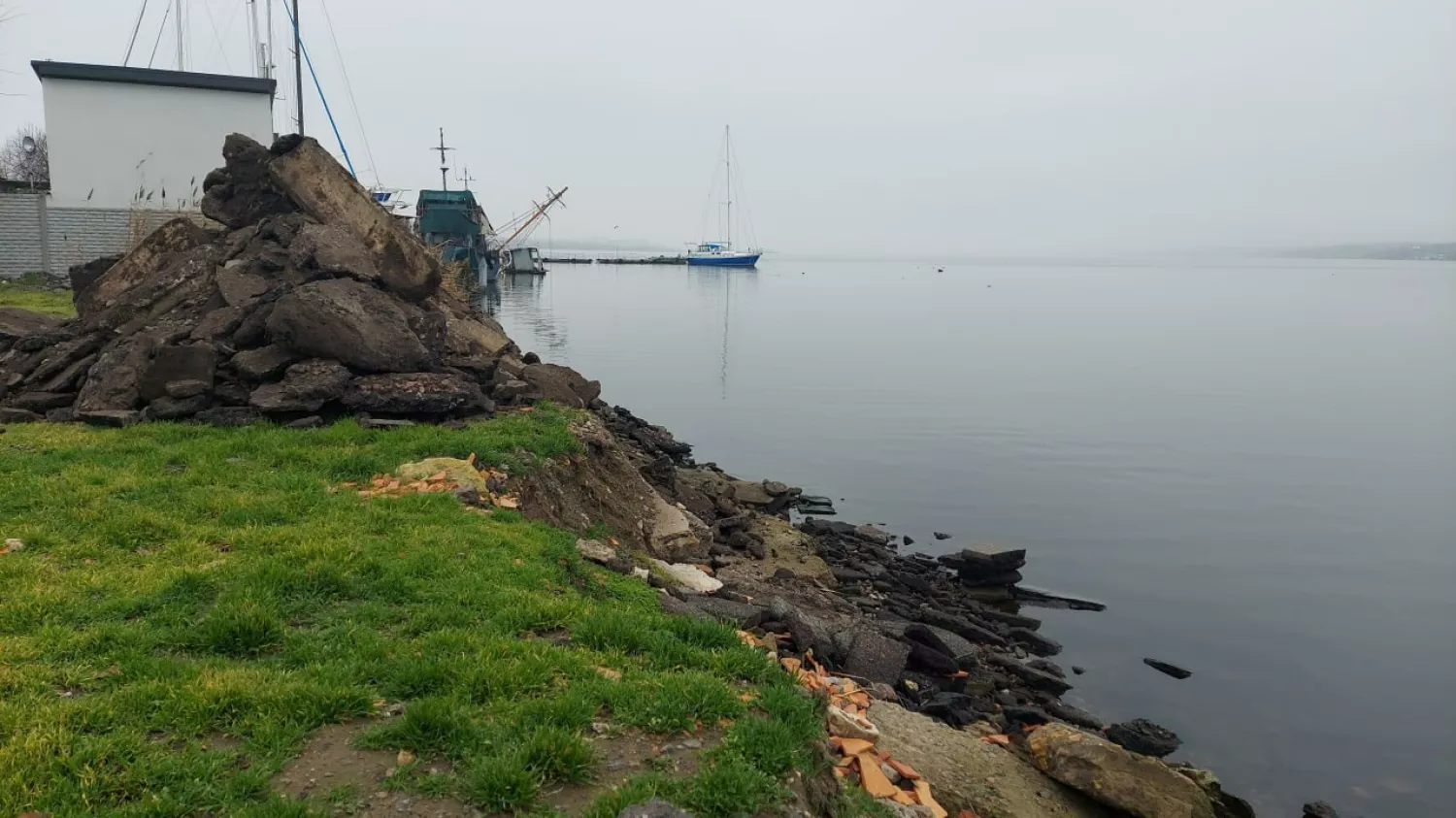 Будівельне сміття біля Бузького лиману у мікрорайноні Варварівка. Фото: ДЕІ