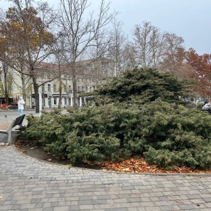 Біля «I LOVE MYKOLAIV» замінили дизайнерську лавку. Фото: 