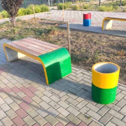 Перефарбовані лавки та урни