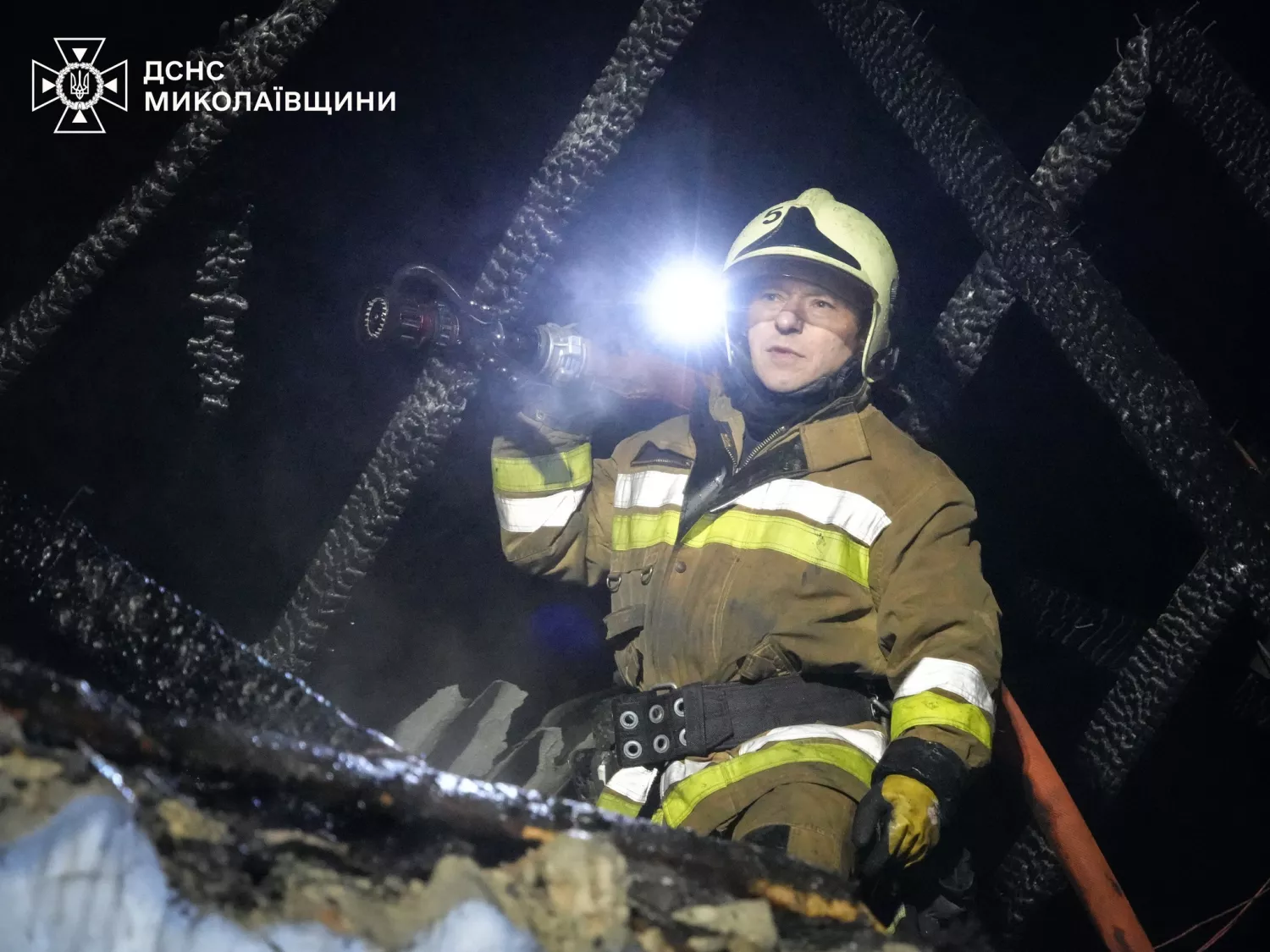 Рятувальний гасить пожежу. Фото для ілюстрації ДСНС у Миколаївській області
