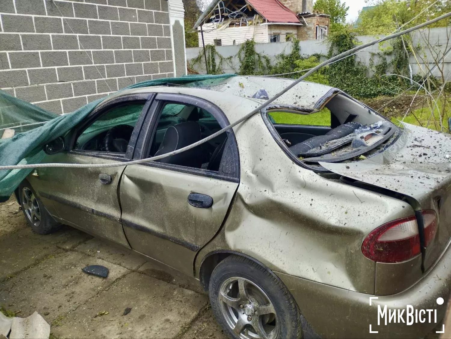 Стіна будинку від вибухової хвилі розійшлась також побився автомобіль. Проте родині нарахували лише 200 тис. за програмою «Євідновлення». Фото: Ірина Гайдук, НикВести
