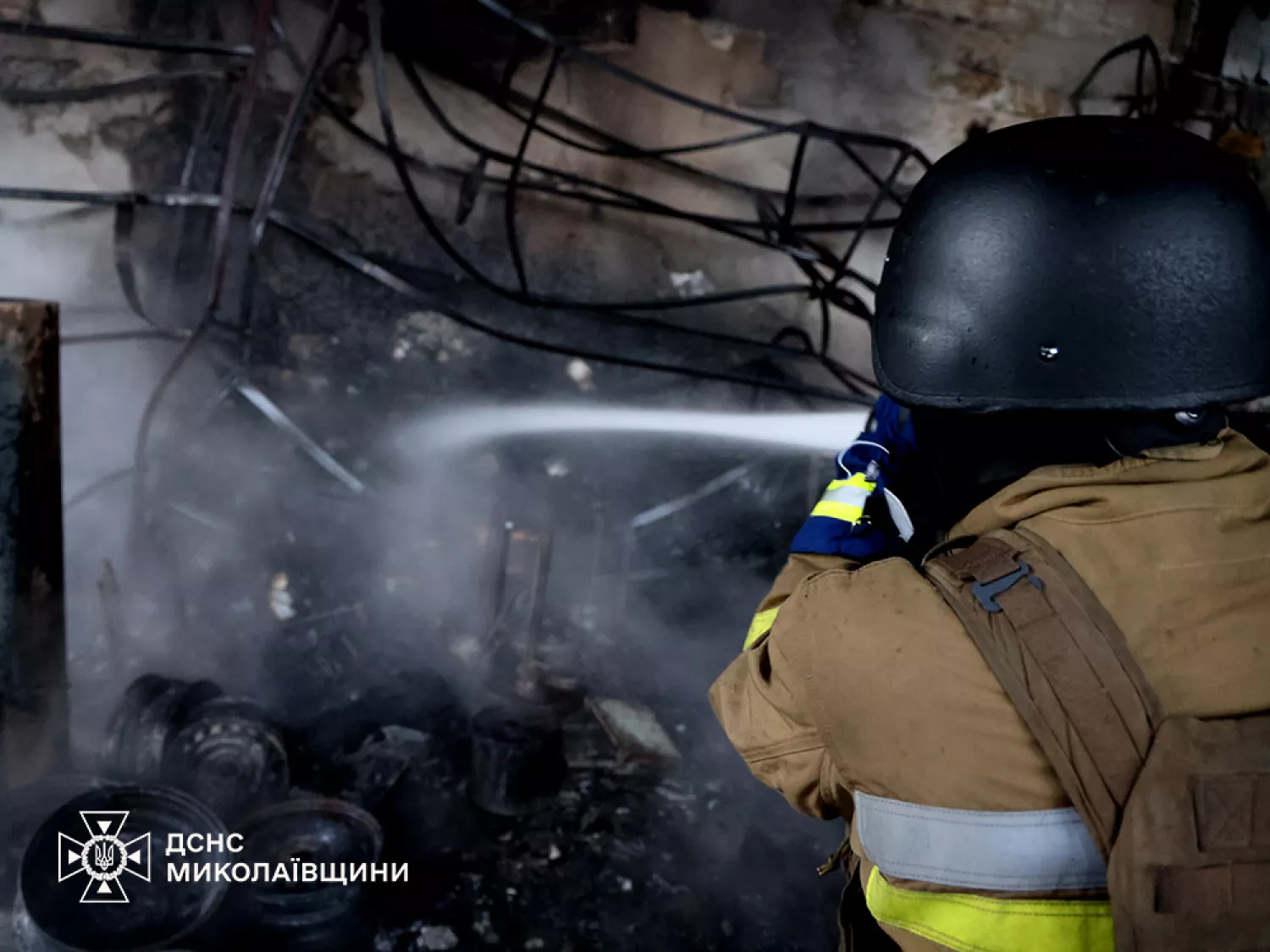 У Миколаєві після атаки РФ горів сільськогосподарський склад. Фото: ДСНС