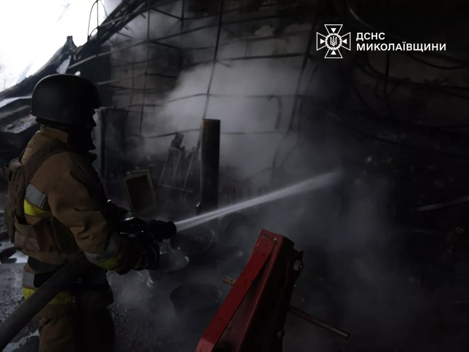 У Миколаєві після атаки РФ горів сільськогосподарський склад. Фото: ДСНС