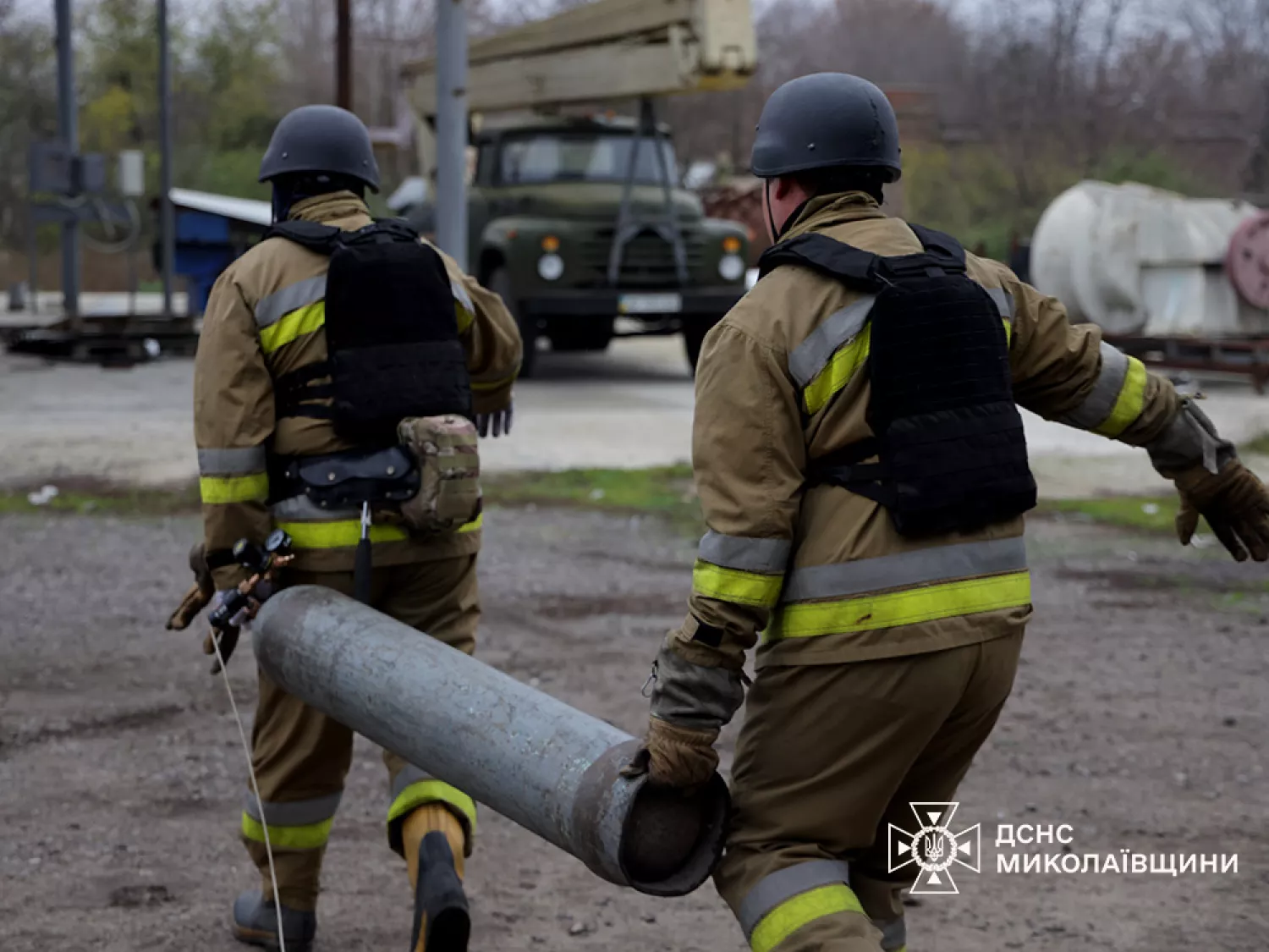 У Миколаєві після атаки РФ горів сільськогосподарський склад. Фото: ДСНС
