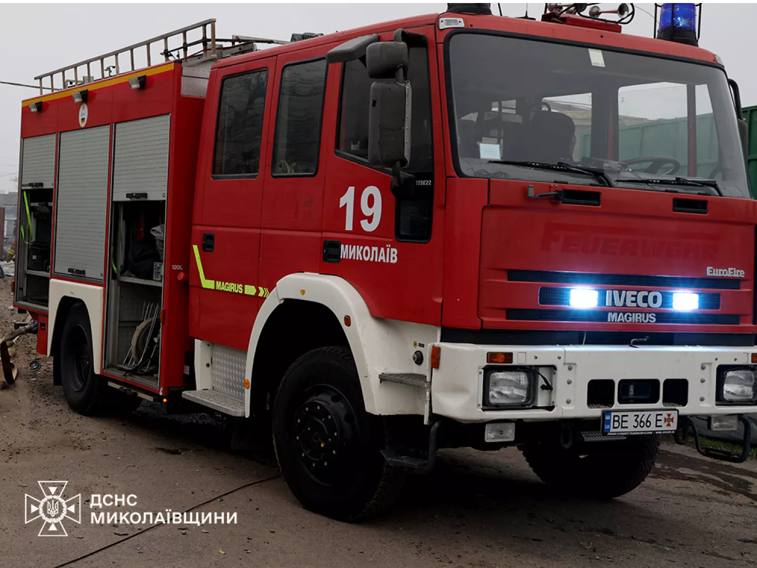 У Миколаєві після атаки РФ горів сільськогосподарський склад. Фото: ДСНС