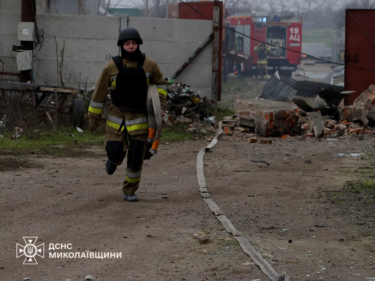 У Миколаєві після атаки РФ горів сільськогосподарський склад. Фото: ДСНС
