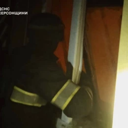 Пожежа у Херсоні, яка виникла через російський обстріл. Фото: ДСНС Херсонщини