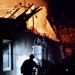 Пожежа у Херсоні, яка виникла через російський обстріл. Фото: ДСНС Херсонщини