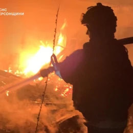 Пожежа у Херсоні, яка виникла через російський обстріл. Фото: ДСНС Херсонщини