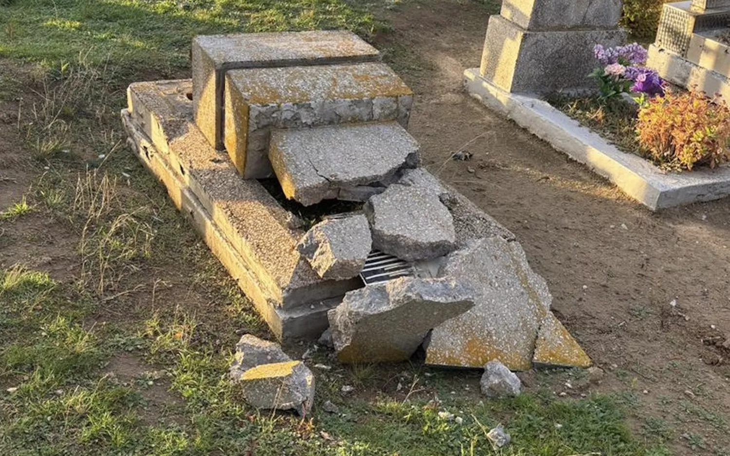 У Миколаївській області діти пошкодили надгробні плити. Фото: Нацполіція