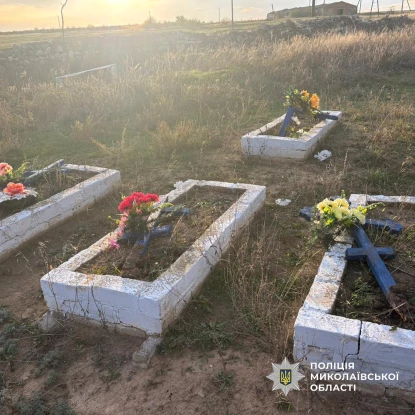 У Миколаївській області діти пошкодили надгробні плити. Фото: Нацполіція