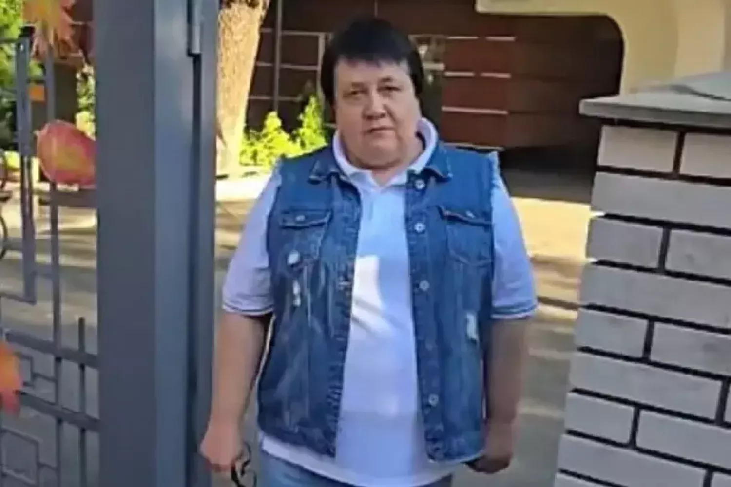 Директорка школи у Києві пояснила, чому не пустила учнів в шортах на уроки. Фото: скріншот з відео