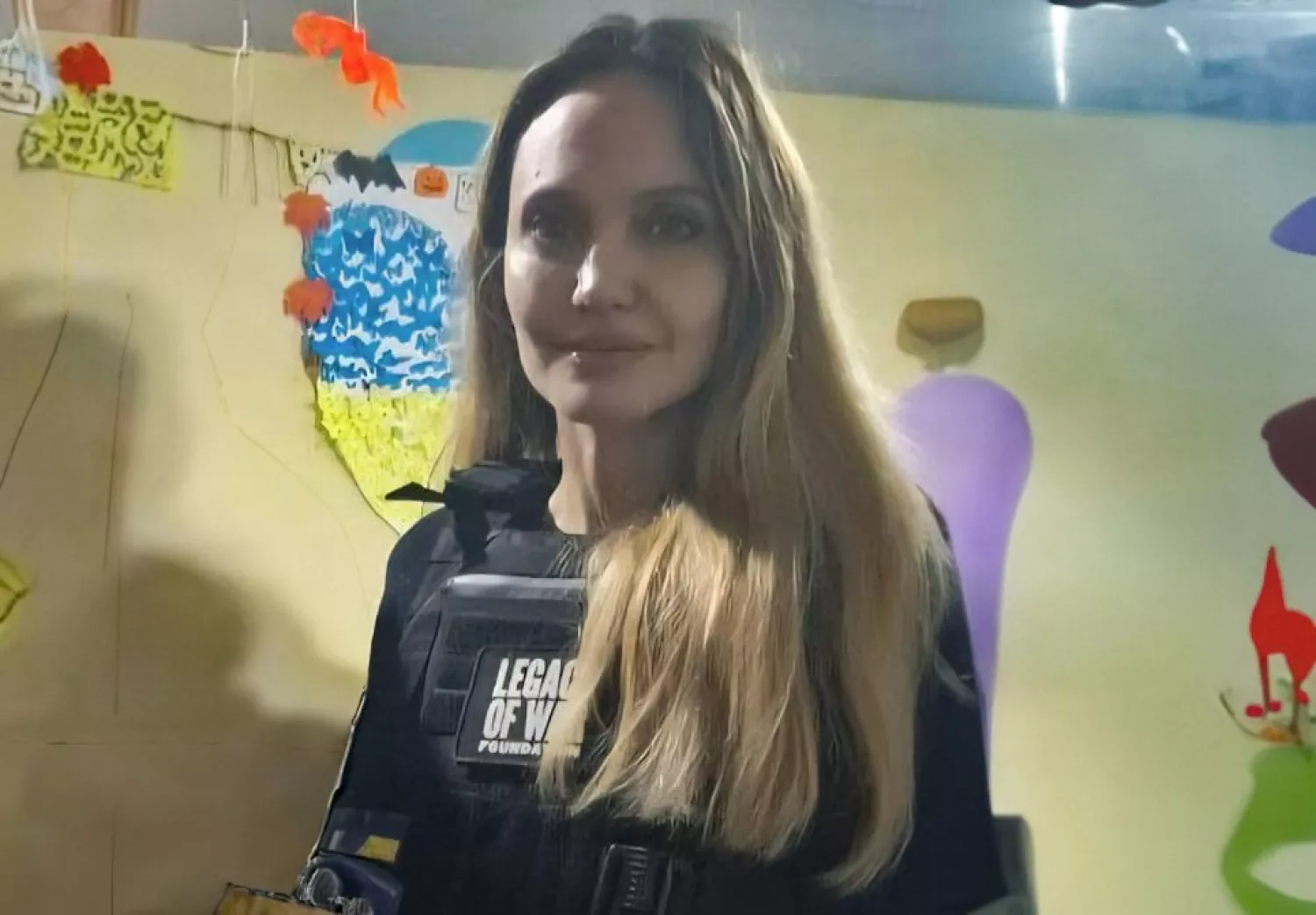 Анджеліна Джолі на Миколаївщині. Фото з відкритих джерел, відредаговане МикВісті засобами AI Adobe Firefly (прибрали інших осіб з кадру)