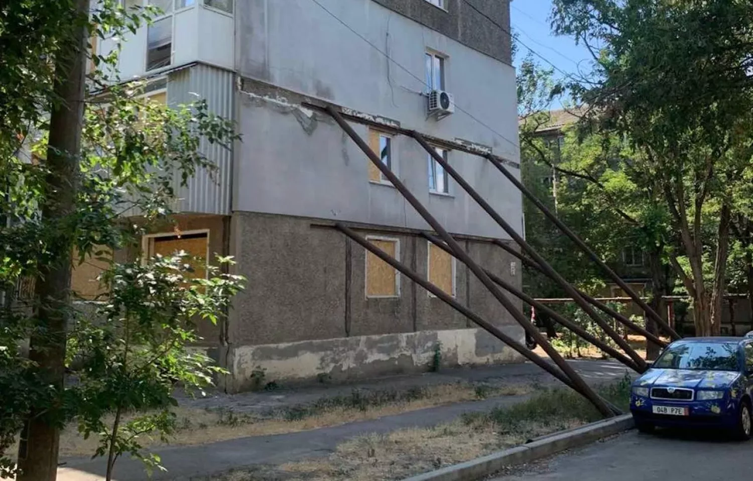 Пошкоджений підʼїзд багатоповерхівки після вибуху газу в Інгульському районі Миколаєва. Фото: Анастасія Склярова