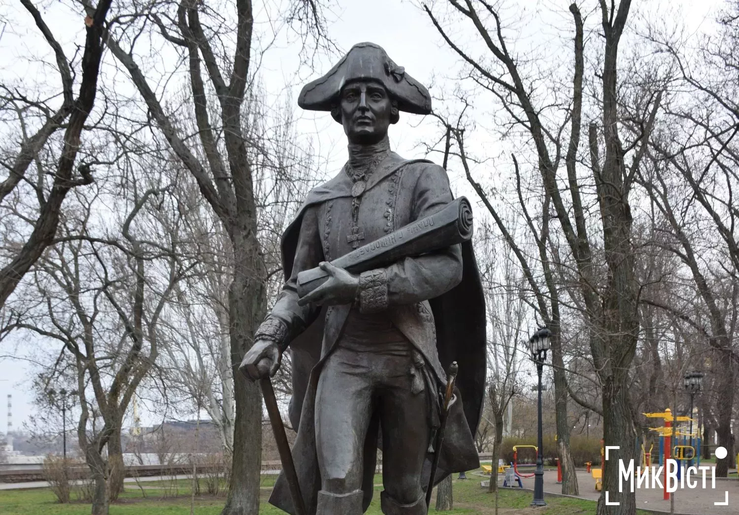 Скульптура Михайла Фалєєва біля будівлі Миколаївської міської ради, архівне фото НикВести