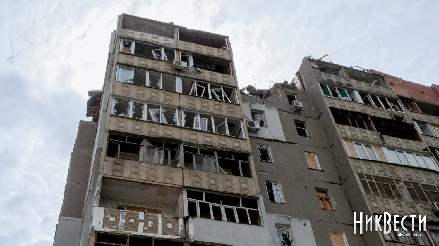 Пошкоджений підʼїзд будинку на Крилова в Миколаєві. Фото: «МикВісті»