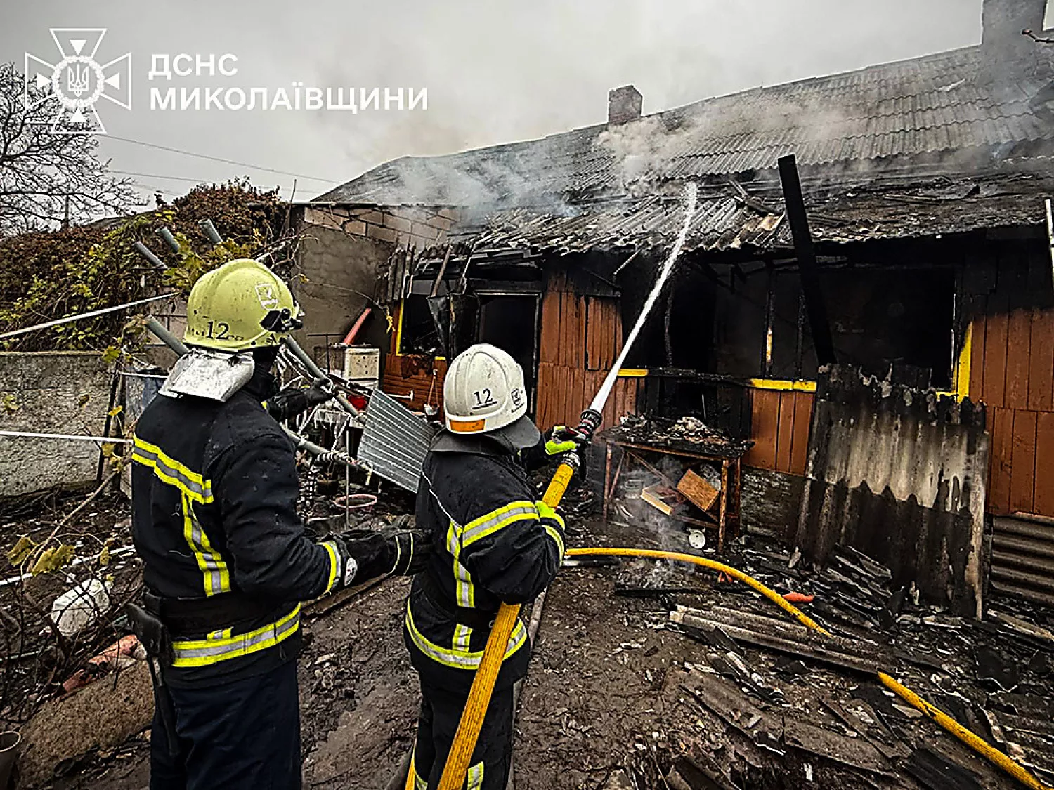 На Миколаївщині горів дах приватного будинку, автомобіль ВАЗ та відкрита територія